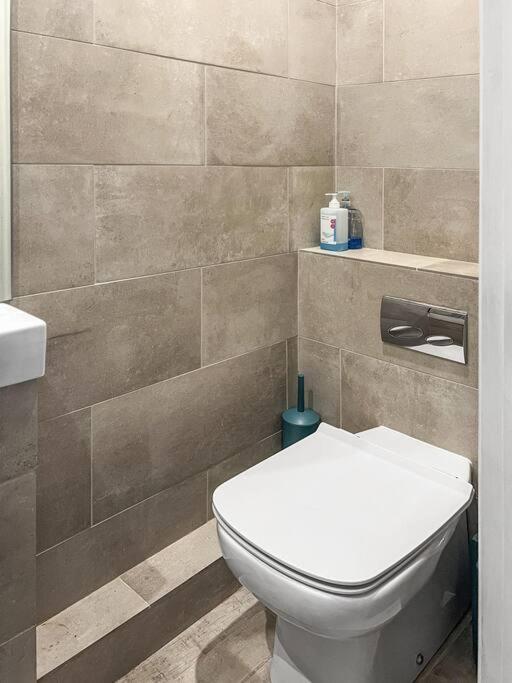 Bright And Spacious 1-bdr Flat W/ Free Parking